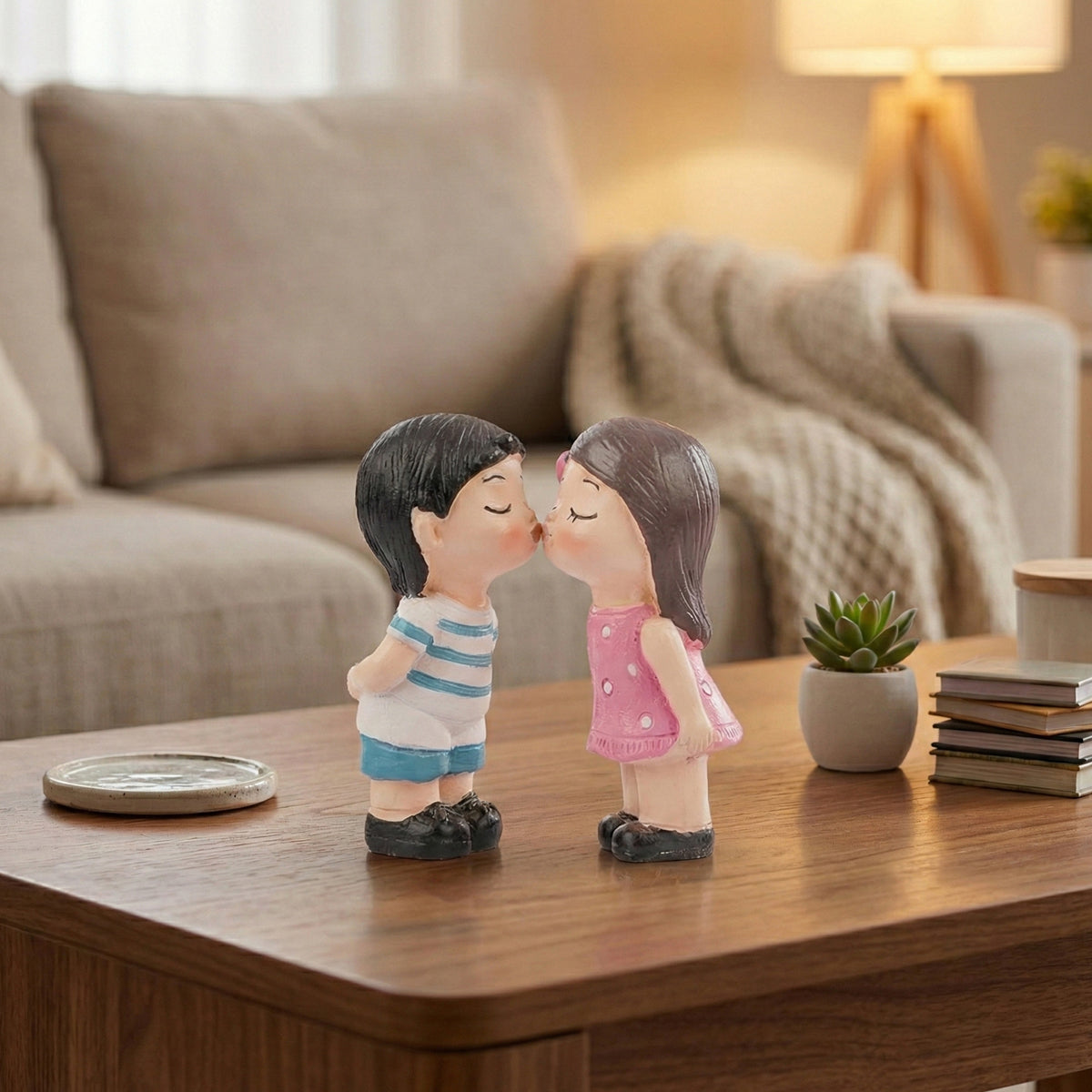 Romantic Couple Mini Figurine – White & Pink Polyresin (8.5 cm)