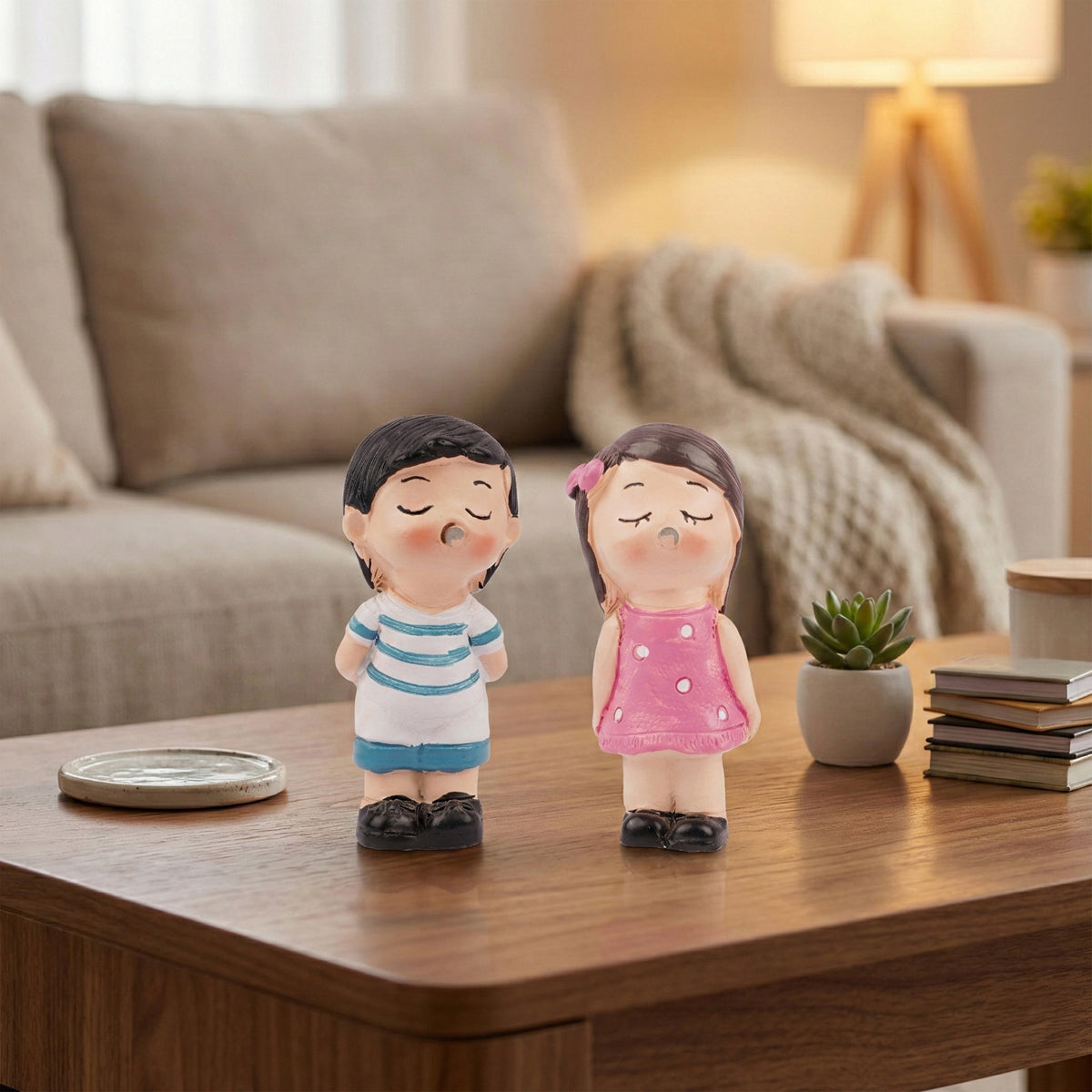 Romantic Couple Mini Figurine – White & Pink Polyresin (8.5 cm)