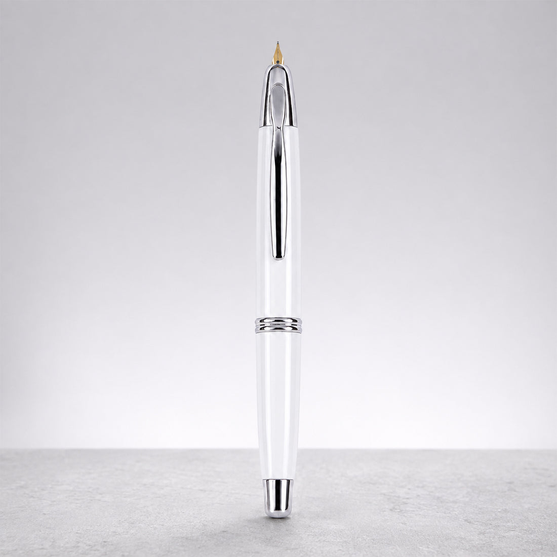 Pilot Capless Vanishing Point Fountain Pen – White Lacquered Metal, 18K Gold Medium Nib, Twist Piston Converter, Retractable